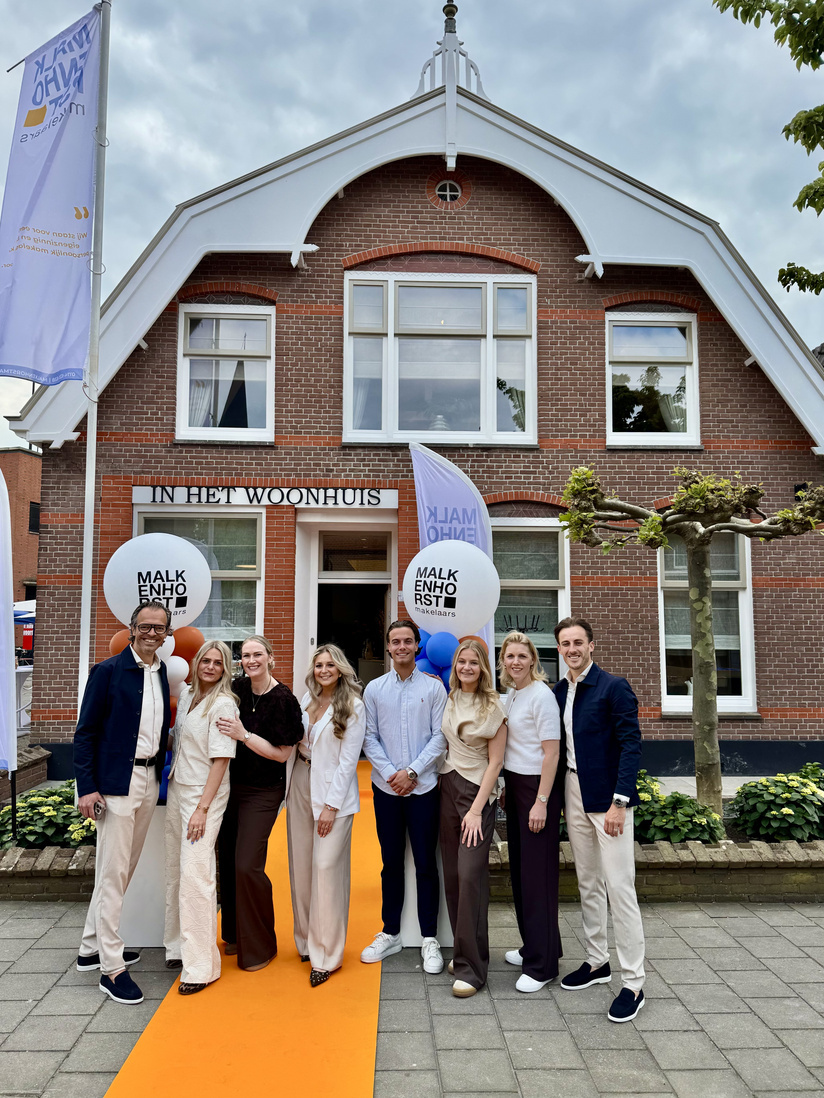Team Malkenhorst Makelaars voor het kantoor in Naaldwijk